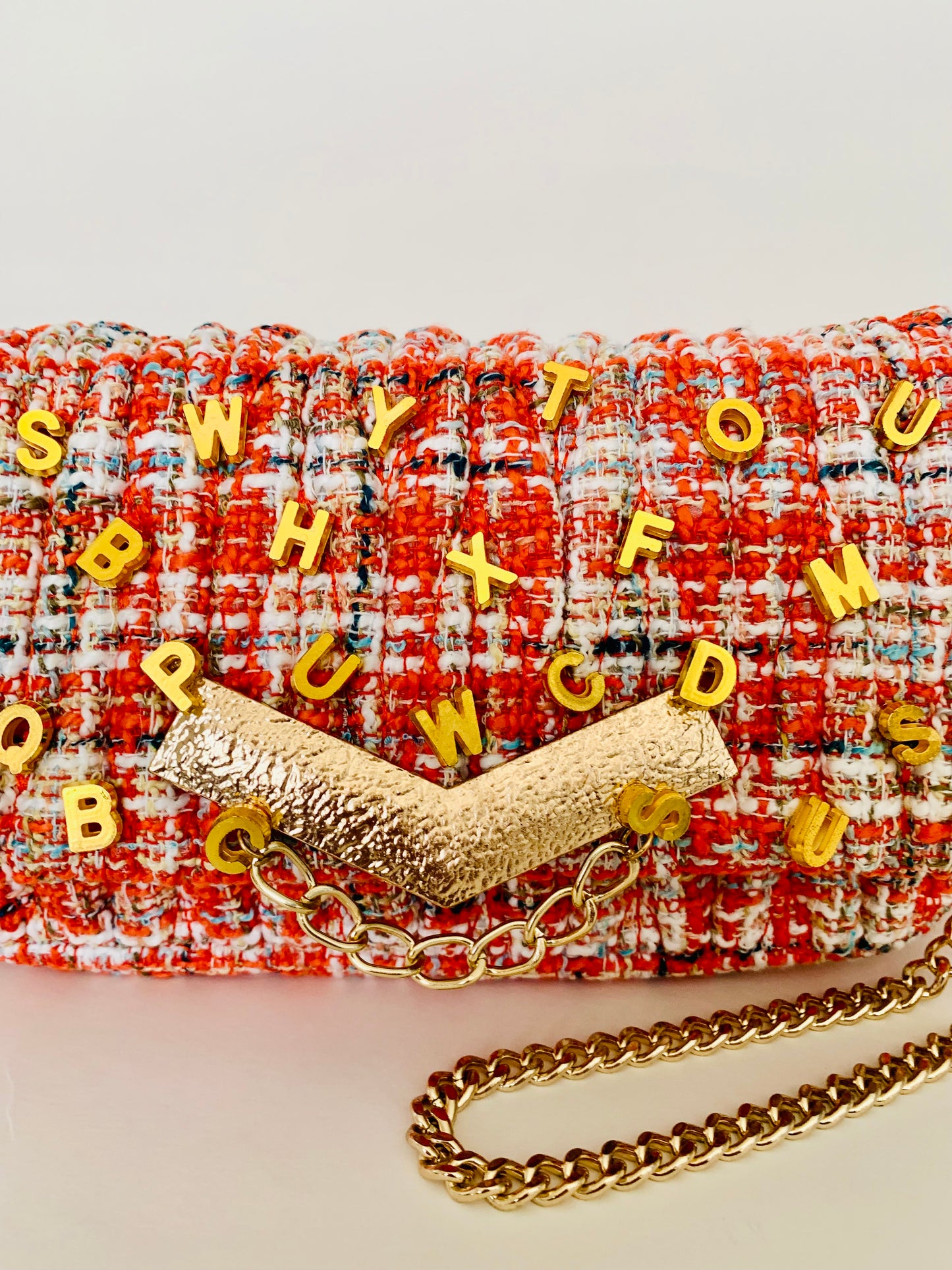 Tweed Crossbody Bag with Gold Details – Classic Elegance