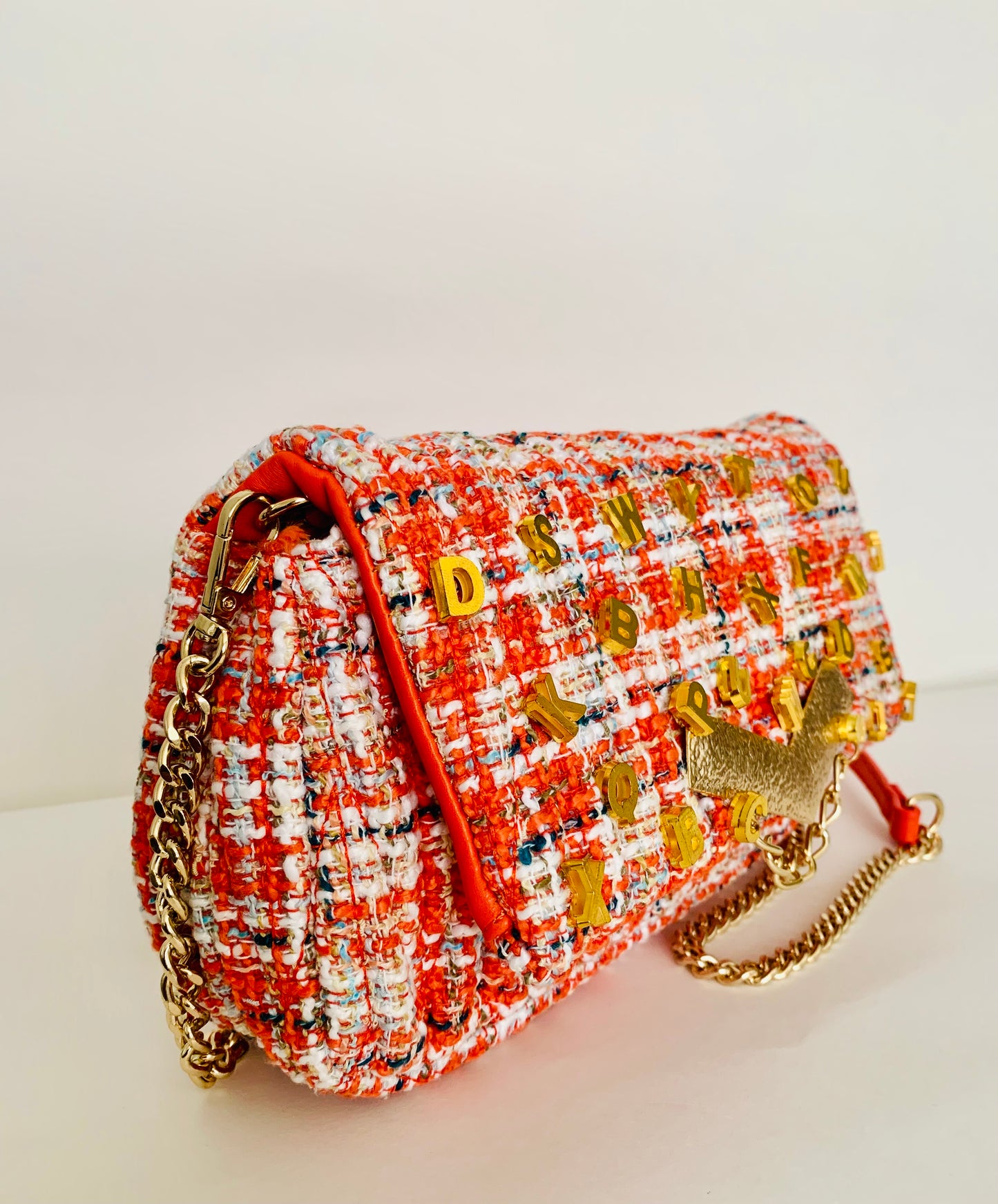 Tweed Crossbody Bag with Gold Details – Classic Elegance