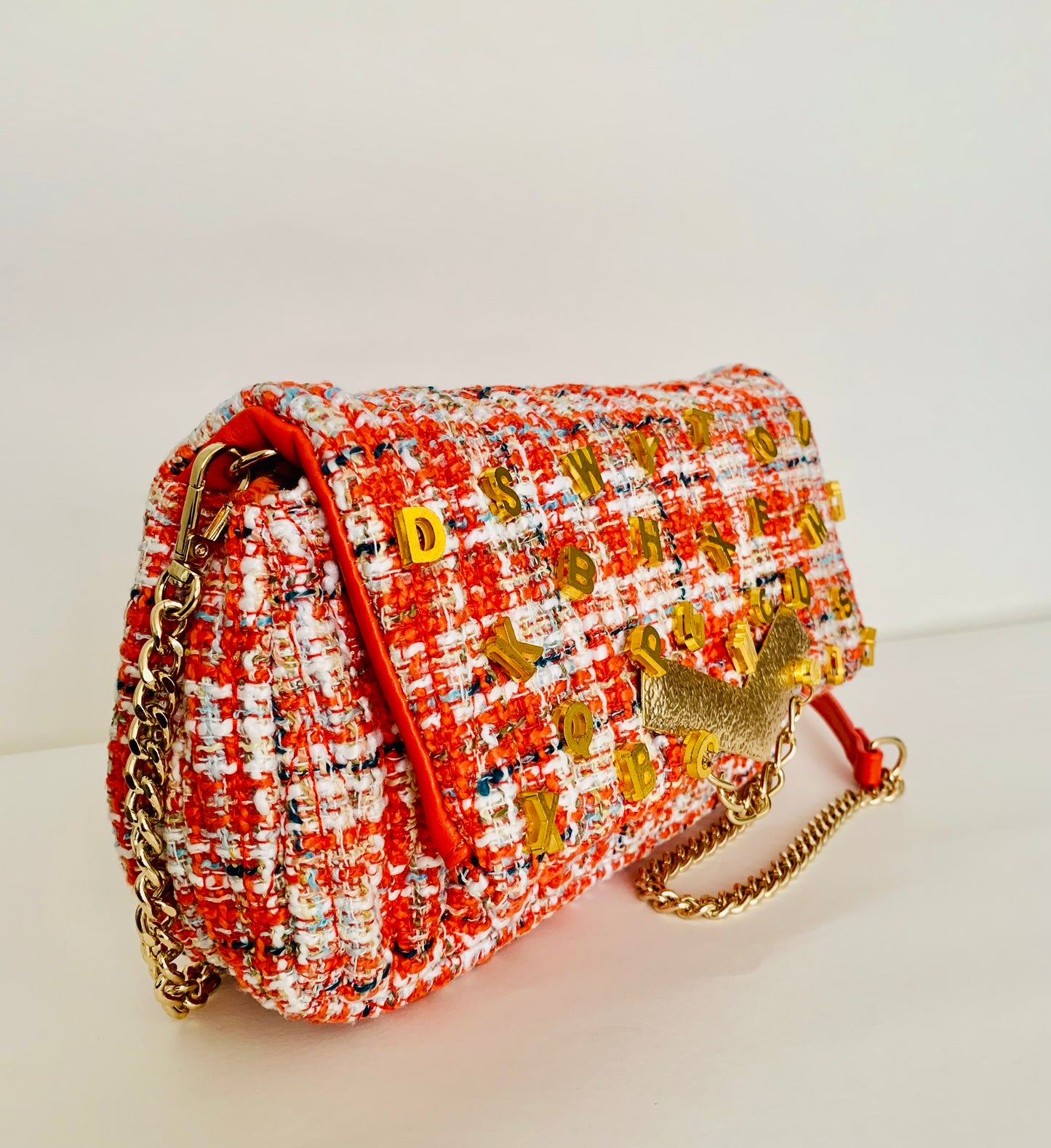Tweed Crossbody Bag with Gold Details – Classic Elegance